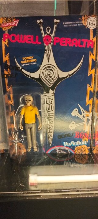 Figura Super7 Powell Peralta Tommy Guerrero