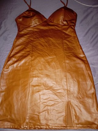 Vestido corto efecto piel marrón