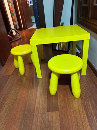 Mesa infantil amarilla con 2 taburetes