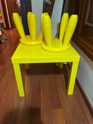 Mesa infantil amarilla con 2 taburetes