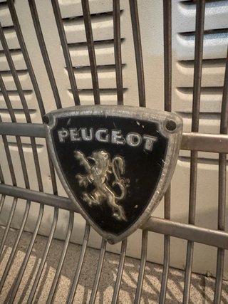 Parrilla Peugeot Antigua Años 50