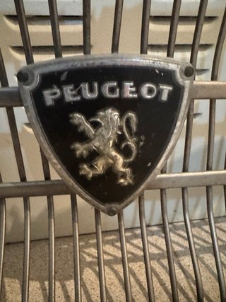 Parrilla Peugeot Antigua Años 50