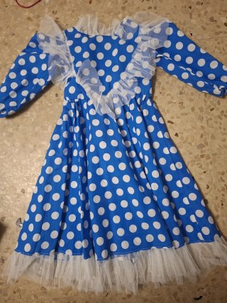 Vestido de flamenca azul con lunares blancos