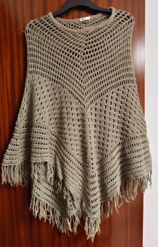 Poncho de punto calado.