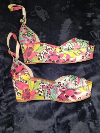 Sandalias de cuña River Island estampadas