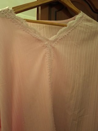 Blusa Rosa con Detalles de Encaje