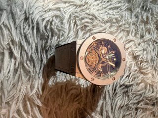 Reloj Beige y Dorado