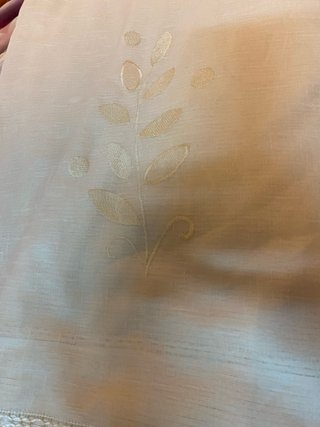 Cortinas de salón beige con bordado floral