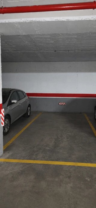Plaza de garaje de coche y moto.
