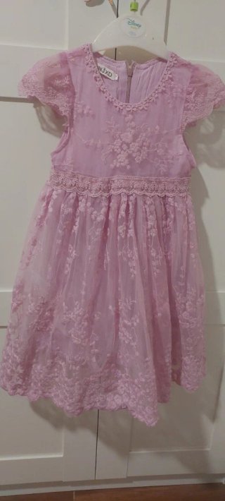 Vestido de Niña Rosa con Encaje