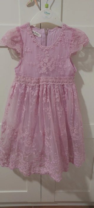 Vestido de Niña Rosa con Encaje