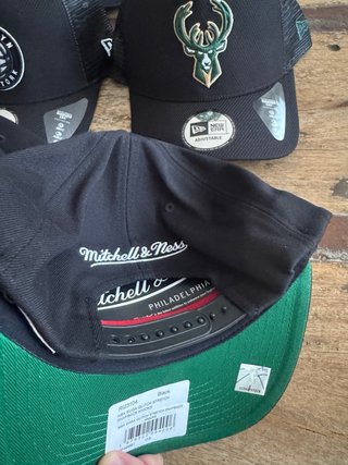 Gorras NBA Mitchell & Ness y New Era. Leer anuncio