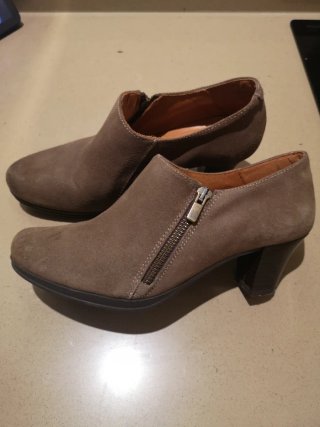 Botines de piel marrón topo