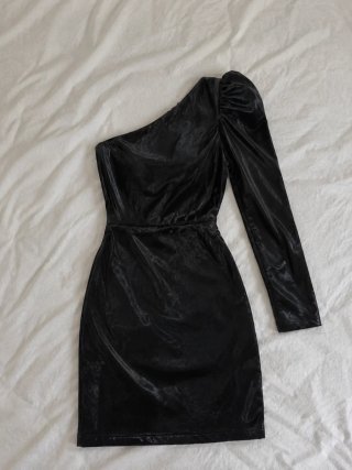 Vestido negro efecto cuero un hombro