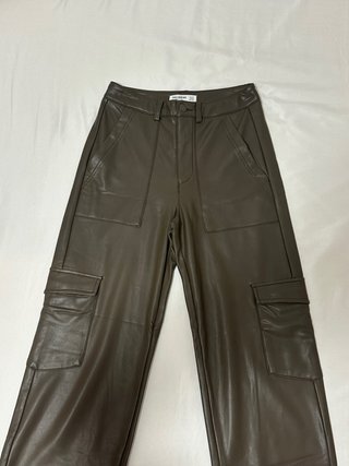 Pantalón polipiel Pull&Bear verde