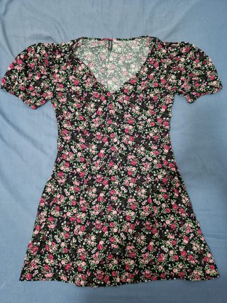 Vestido corto floral negro y rosa