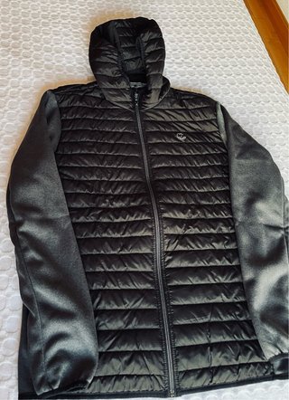 Chaqueta Jack & Jones acolchada gris y negra