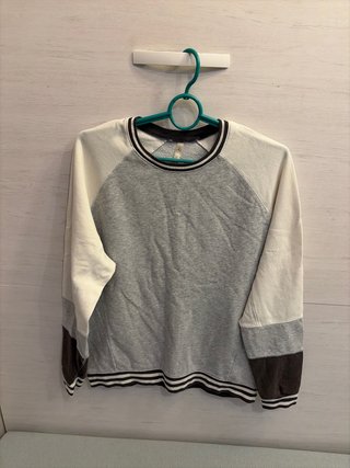 Sudadera gris y blanca