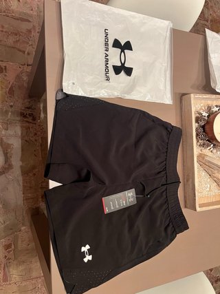 Pantalón corto deportivo Under Armour negro
