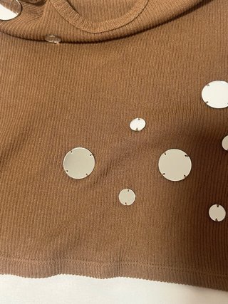 Camiseta tirantes con abalorios plateados