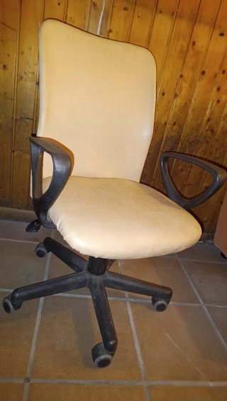 Silla de oficina giratoria beige y negra