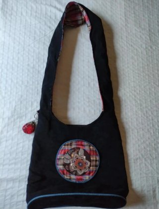 Bolso Bandolera Negro con Detalle Estampado