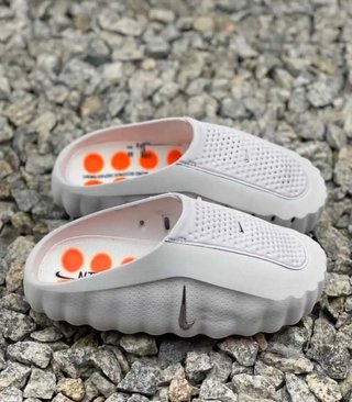 Zapatos Nike blancos y naranjas