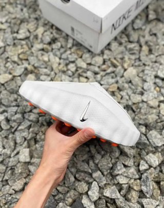 Zapatos Nike blancos y naranjas