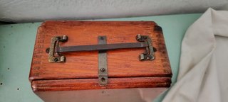 Voltímetro Antiguo Elliot en Caja de Madera