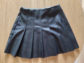Falda plisada negra Stradivarius