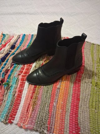 Botines Negros Estilo Chelsea. Piel