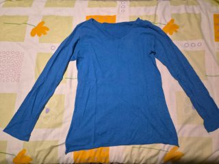 Camiseta azul sin marca.