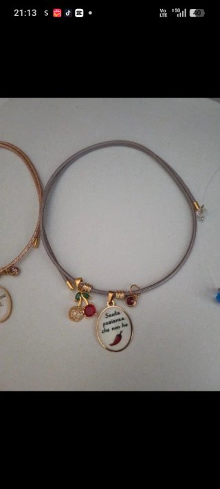 Collana magnetica con ciondoli