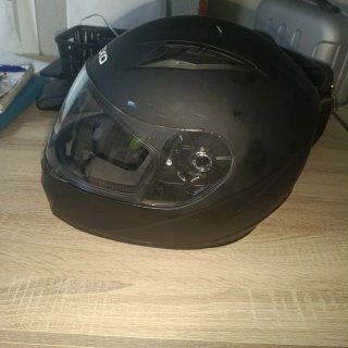 Casco de moto negro integral