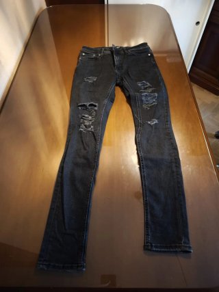 Pantalones vaqueros negros rotos