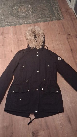 Abrigo negro con capucha y pelo