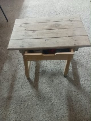 Mesa de madera con cajón