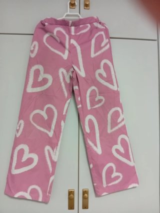 Pantalones rosas con corazones blancos más blazer