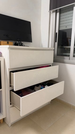 cómoda IKEA MALM de 4 cajones, color blanco.
