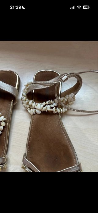 Sandalias PHOEBE de Piel con Tachas y Abalorios.