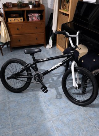 Bicicleta BMX Negra y blanca