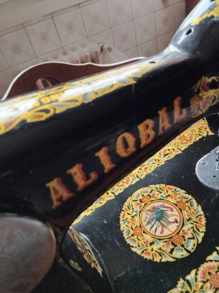 Máquina de coser antigua Naliobal