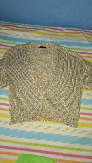 Chaqueta de punto dorada manga corta