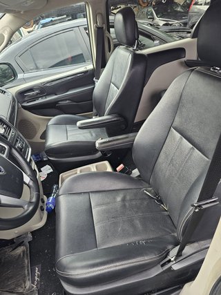 Lancia Voyager  2012 Chrysler Voyager en despiece