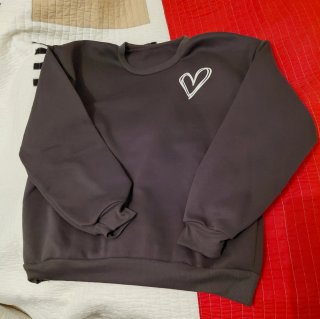 Sudadera gris con corazón blanco