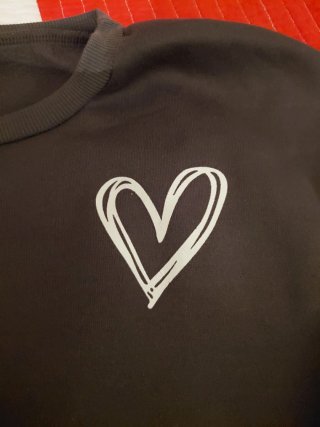 Sudadera gris con corazón blanco