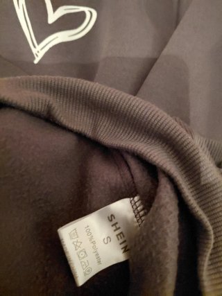 Sudadera gris con corazón blanco
