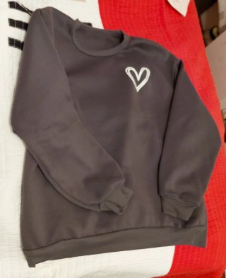 Sudadera gris con corazón blanco