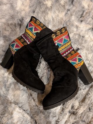 Botines caña arrugada negras con bordado étn