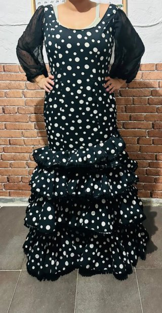 Vestido de flamenca negro con lunares blancos